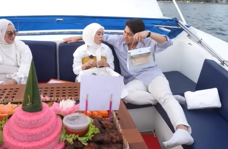 Artis dapat kado ultah tas mewah (YouTube/Leslar Entertainment)