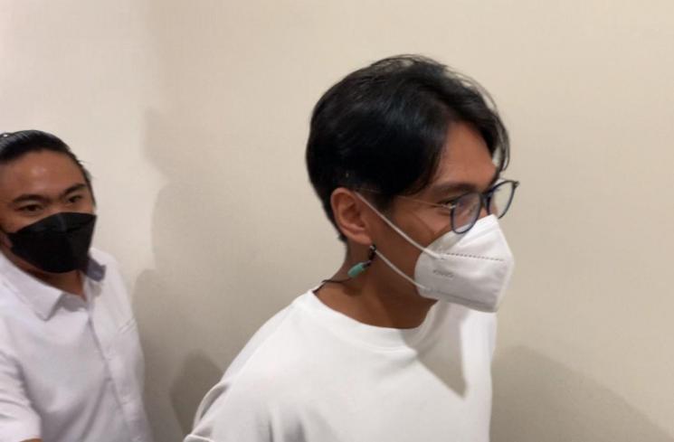 Manajer Bunga Citra Lestari, Mohammad Ikhsan Doddyansyah di Polres Metro Jakarta Barat, Senin (8/8/2022). (MataMata.com/Adiyoga Priyambodo)