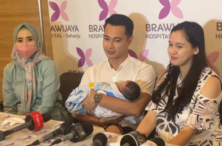 Eza Gionino dan istri Meiza Aulia Coritha di RS Brawijaya Saharjo, Jakarta (7/8/2022) (MataMata.com/Adiyoga Priyambodo)