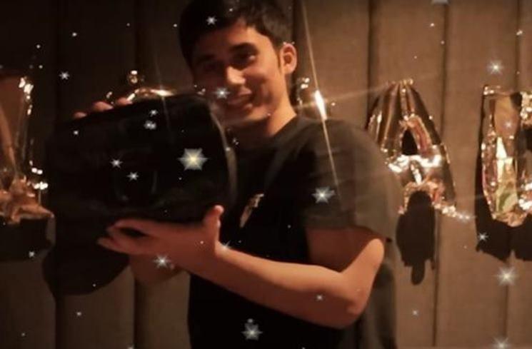 Artis dapat kado ultah tas mewah (YouTube/Tiara Andini)