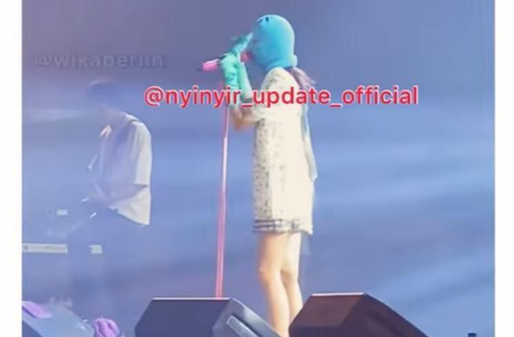 Gaya Nyeleneh Widy Vierra. (Instagram/@rumpi_gosip)