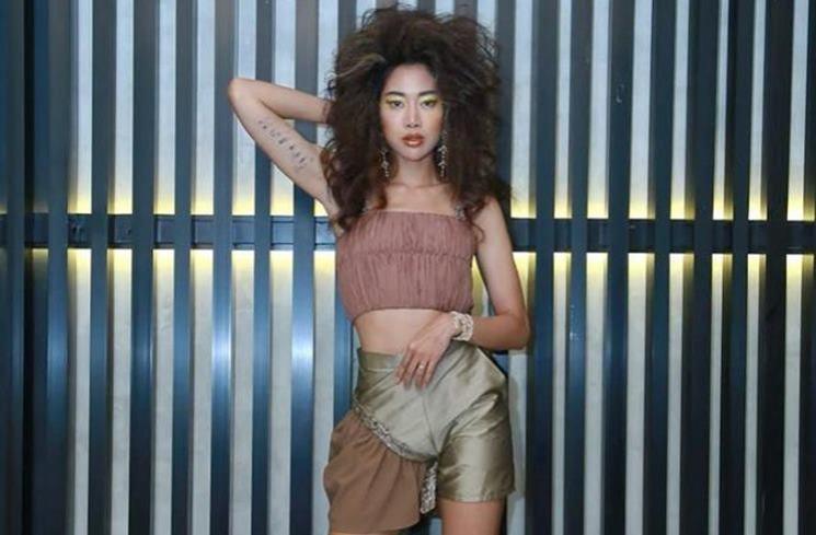 Gaya Nyeleneh Widy Vierra. (Instagram/@_widikidiw_)