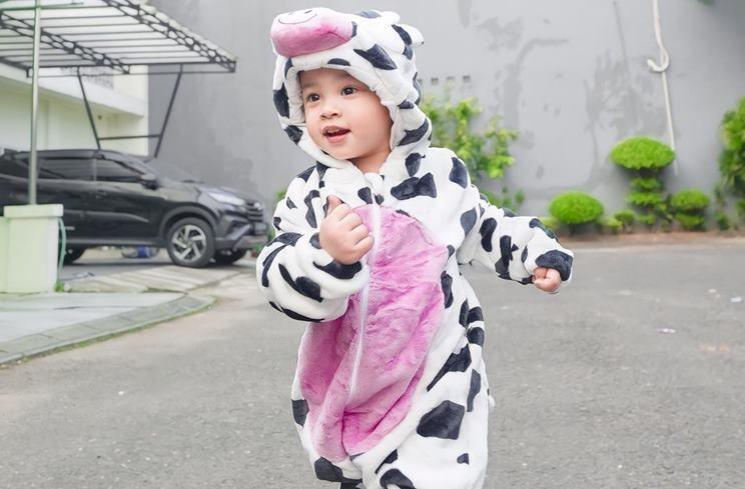 Potret Gala Sky Cosplay Jadi Sapi (Instagram/@fuji_an)