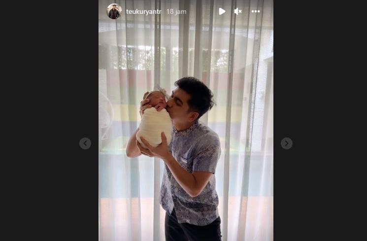 Potret Gemas Anak Ria Ricis saat Photoshoot (Instagram/@teukuryantr)