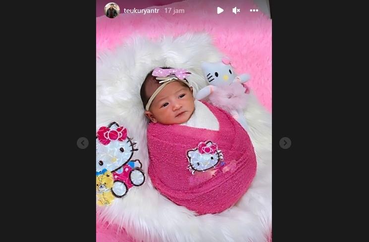Potret Gemas Anak Ria Ricis saat Photoshoot (Instagram/@teukuryantr)