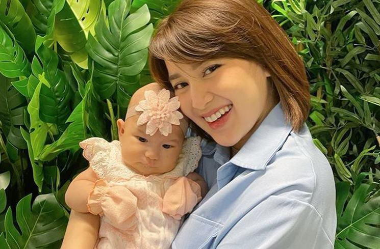 Potret Terbaru Rosiana Dewi Usai Melahirkan. (Instagram/@rsn.dw)