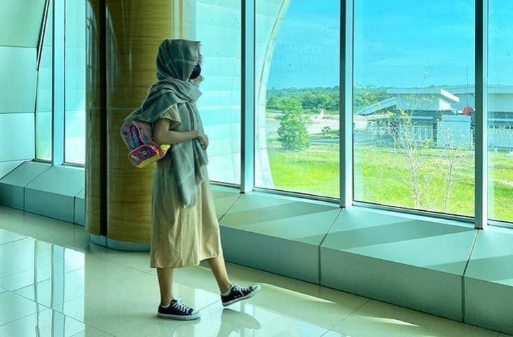 Gaya Nyeleneh Widy Vierra. (Instagram/@_widikidiw_)