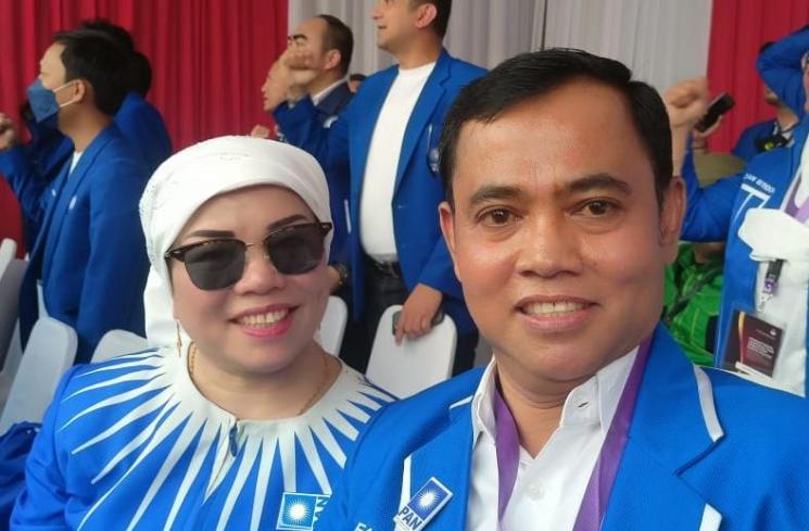 Haji Faisal dan istri di Kantor KPU, Menteng Jakarta Pusat. (MataMata.com/Rena Pangesti)