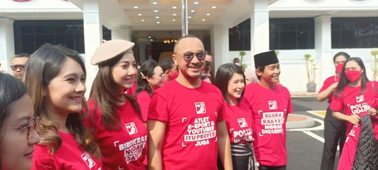 Giring eks Nidji di Kantor KPU, Menteng, Jakarta Pusat. (MataMata.com/Rena Pangesti)