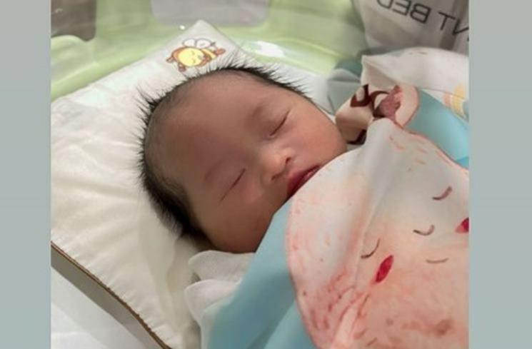 Momen Sylvia Fully melahirkan anak ketiga. (Instagram/@sylvia_fully88)
