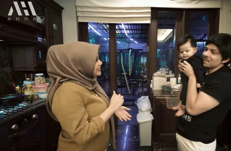 Momen Atta Halilintar potong rambut Ameena. (YouTube/AH)