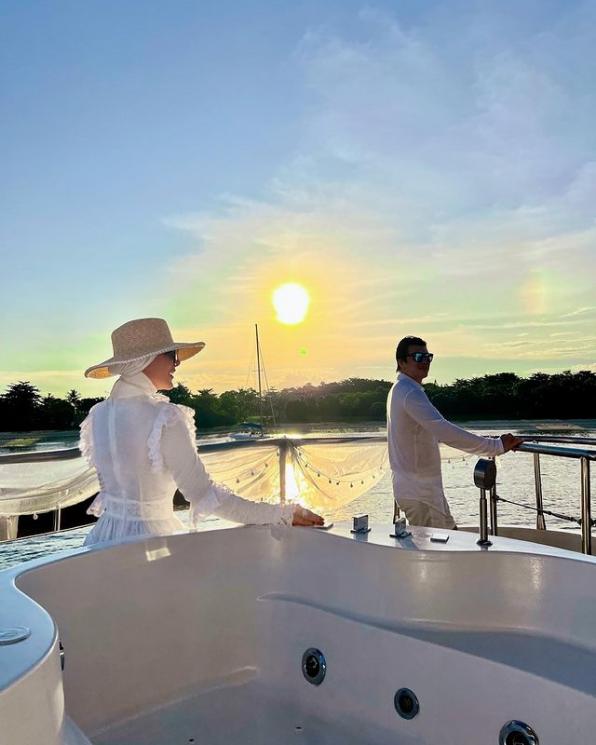 Potret Syahrini dan Sang Suami Nikmati Golden Hour di Jepang (Instagram/princessyahrini)