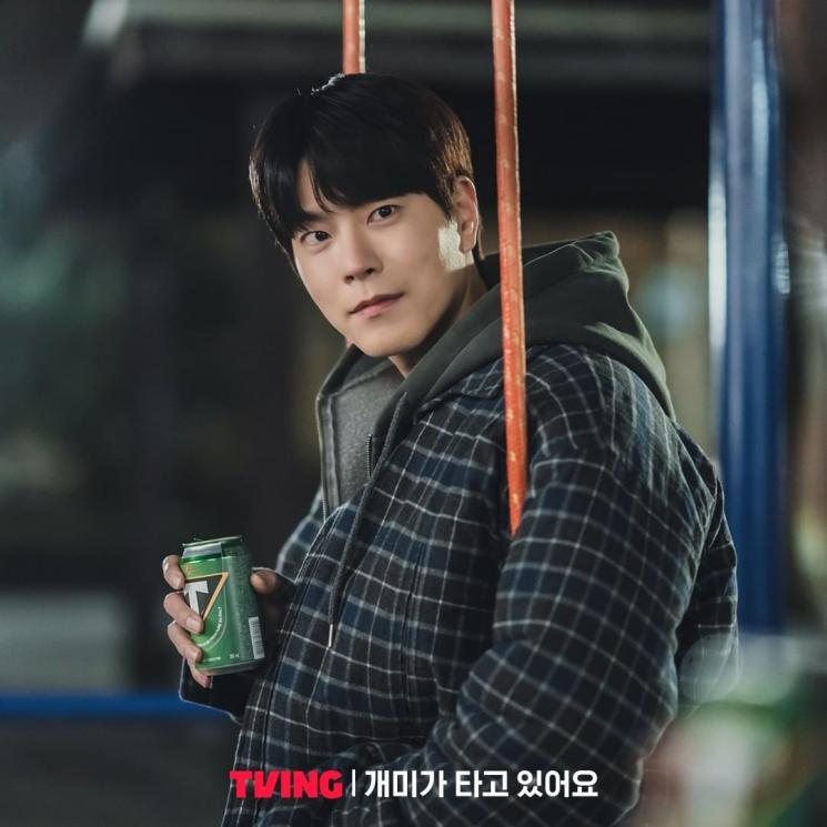 Hong Jong Hyun di Stock Struck (Instagram/@tving.official)