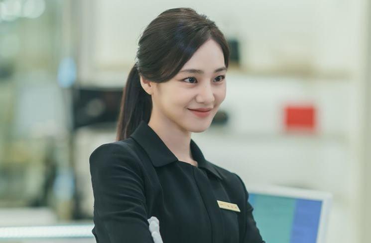 Pesona Han Ji Eun di Stock Struck (Instagram/@tving.official)