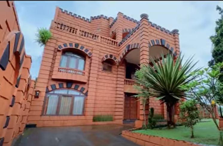 Potret Rumah Masa Kecil Tasya dan Tasyi. (YouTube/Tasya Farasya)