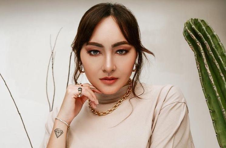 Pesona Artis Indonesia Keturunan Prancis. (Instagram/rezerdewi)