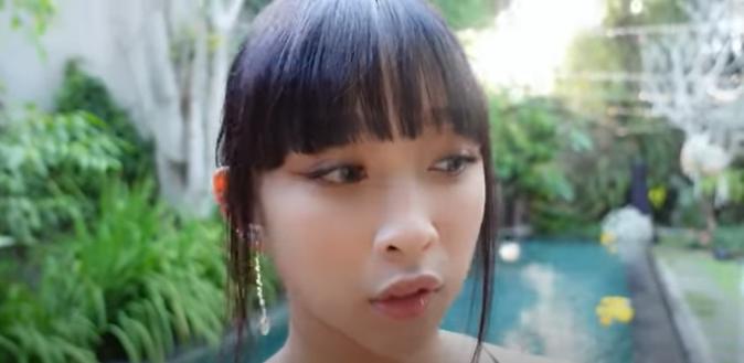 Potret Dita Karang di Nikahan Saudara. (YouTube/ SECRET NUMBER)