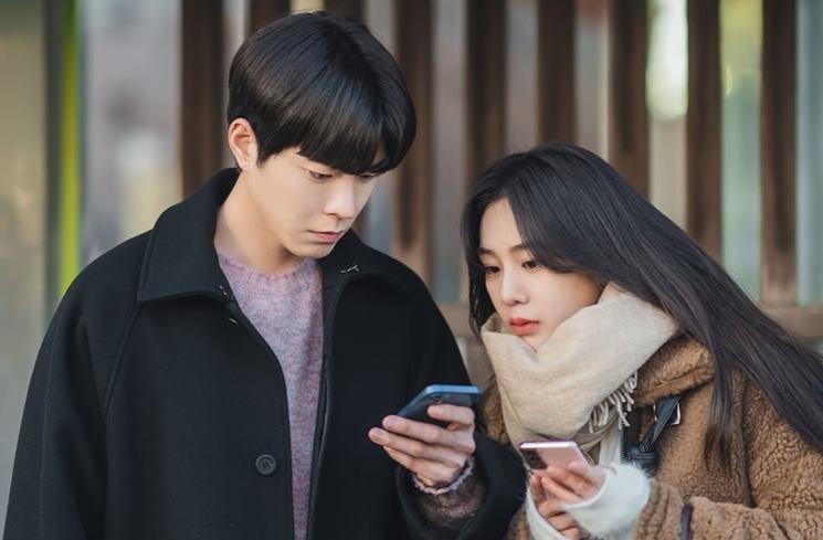 Pesona Han Ji Eun di Stock Struck (Instagram/@tving.official)