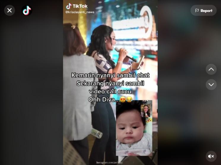 Krisdayanti Manggung sambil Video Call Baby Ameena. (Tiktok/Krisdayanti_news)