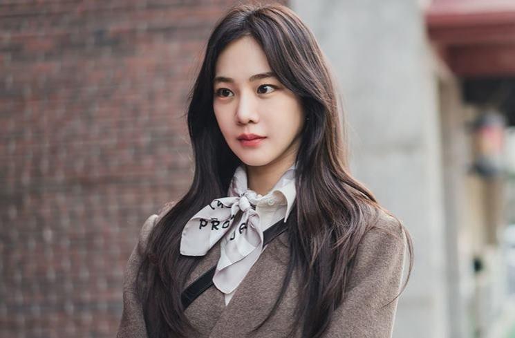 Pesona Han Ji Eun di Stock Struck (Instagram/@tving.official)