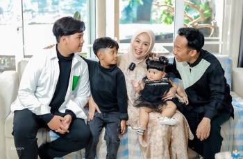 12 Potret Meshwa Anak Bungsu Denny Cagur yang Hobi Pakai Wig, Imut Banget bak Boneka!