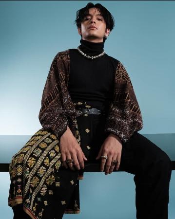 Artis Ikut Promosi Pameran Oscar Lawalata. (Instagram/anggayunandareal16)