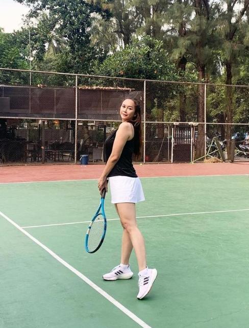 Gaya Artis Perempuan Main Tenis. (Instagram/aurakasih)