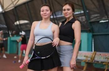 10 Gaya Artis Perempuan Main Tenis, Body Goals Jadi Sorotan