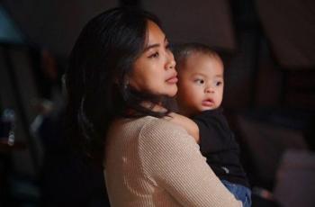 8 Potret Feni Rose Gendong Cucu: Akui Bukan Nenek Telaten, tapi Oma Gaul