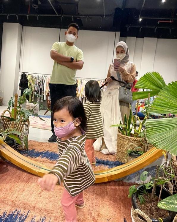 Chacha Frederica Momong Anak. (Instagram/chafrederica)