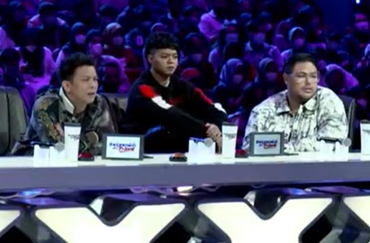 Cara duduk Reza Arap saat jadi juri diomongin. ( YouTube/Indonesia's Got Talent)