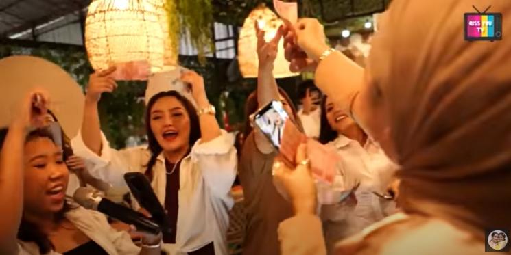 Momen Siti Badriah Tampil di Kafe Ayu Ting Ting. (YouTube/ Qiss You TV)