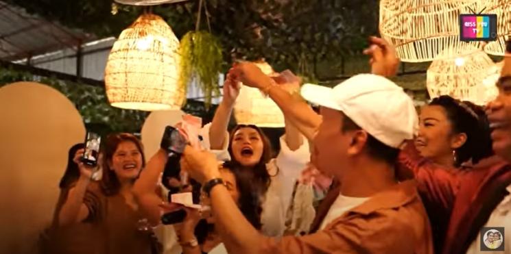 Momen Siti Badriah Tampil di Kafe Ayu Ting Ting. (YouTube/ Qiss You TV)