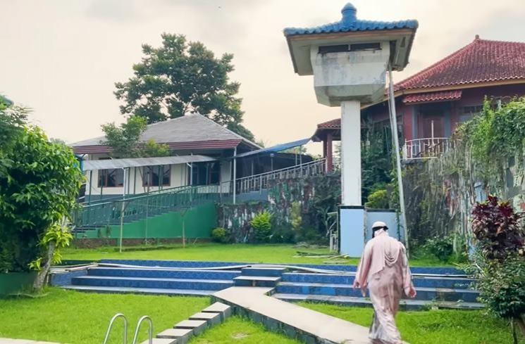 Potret Pesantren Keluarga Suami Tasyi Athasyia (YouTube/Tasyi Athasyia)