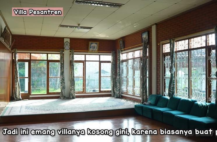 Potret Pesantren Keluarga Suami Tasyi Athasyia (YouTube/Tasyi Athasyia)