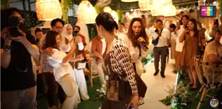 Momen Siti Badriah Tampil di Kafe Ayu Ting Ting. (YouTube/ Qiss You TV)