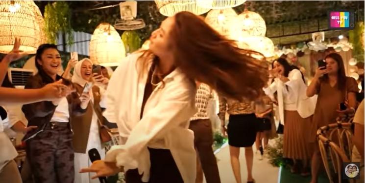 Momen Siti Badriah Tampil di Kafe Ayu Ting Ting. (YouTube/ Qiss You TV)