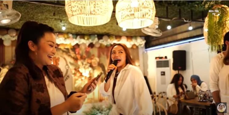 Momen Siti Badriah Tampil di Kafe Ayu Ting Ting. (YouTube/ Qiss You TV)