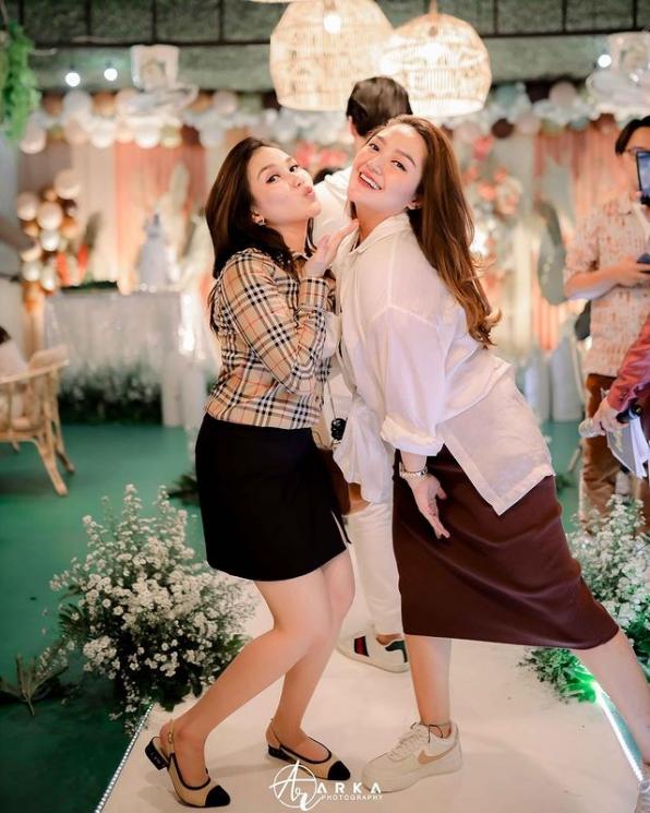 Momen Siti Badriah Tampil di Kafe Ayu Ting Ting. (Instagram/ayutingting92)