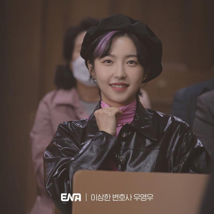 Pesona Joo Hyun Young di Extraordinary Attorney Woo (Instagram/@channel.ena.d)