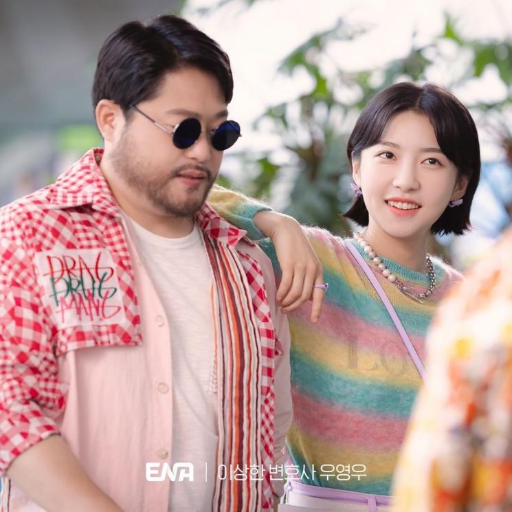 Pesona Joo Hyun Young di Extraordinary Attorney Woo (Instagram/@channel.ena.d)
