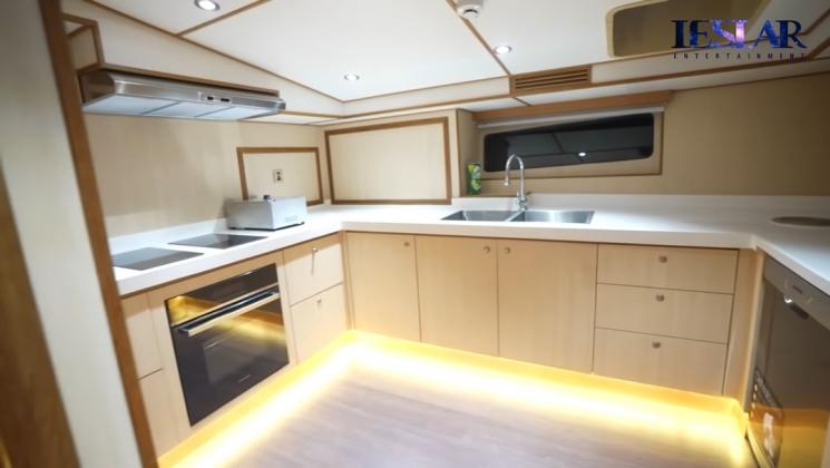 Potret Yacht Rp38 Miliar Rizky Billar (YouTube Leslar Entertainment)