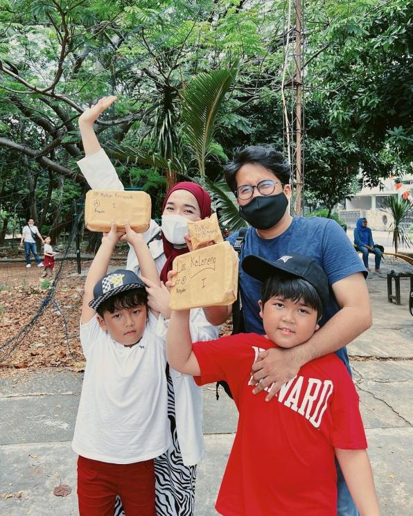 Ririe Fairus dan Ayus Sabyan temani anak lomba 17an. (Instagram/ririe_fairus)