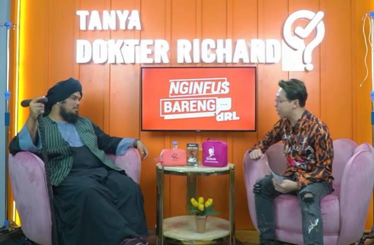 Dokter Richard Lee bersama Ustaz Derry Sulaiman. (YouTube dr. Richard Lee, MARS)