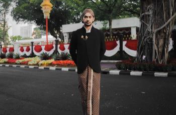 Reza Rahadian Tampil Berkelas Bak Pangeran Jawa di Upacara 17 Agustus, Ini Dia Sosok Dibalik Layarnya