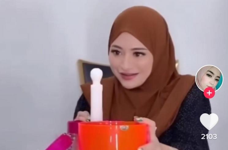 Nathalie Holscher kaget buka barang endorse (TikTok/@renicahaya95)