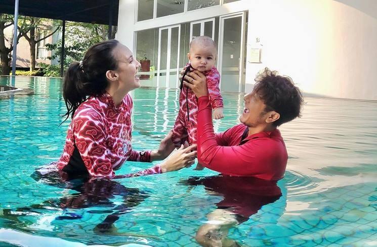 Potret Nadine Chandrawinata, Dimas Anggara, dan baby Djiwa. (Instagram/@nadinelist)