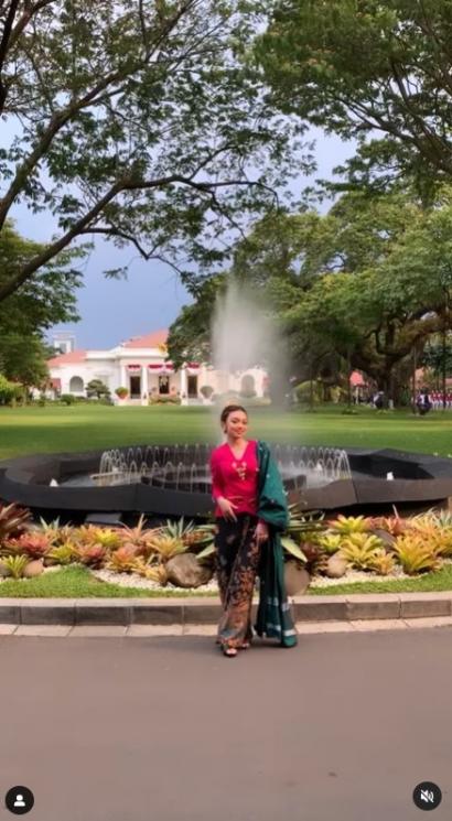 Potret Artis Hadiri Upacara di Istana Merdeka. (Instagram/@riafinola)