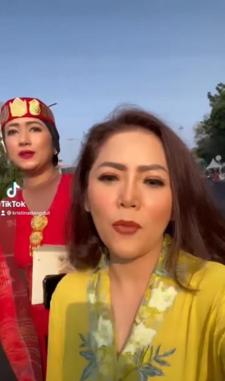 Potret Artis Hadiri Upacara di Istana Merdeka. (Instagram/@kristinadangdut)