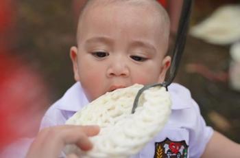 9 Potret Bayi Artis Pertama Kali Rayakan HUT RI, Rayyanza Ikut Lomba Makan Kerupuk!